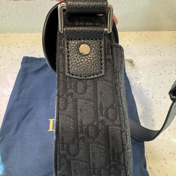 Dior Textured Black Shoulder Bag - Picture 4 of 7